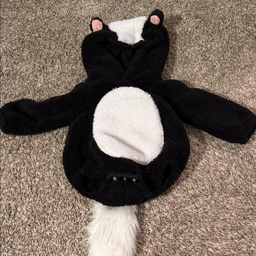 Old Navy 12-18 months Skunk costume Sherpa onesie